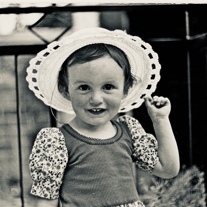 Ancienne photographie d'Emmanuelle Bottreau de FacilitationS, enfant.