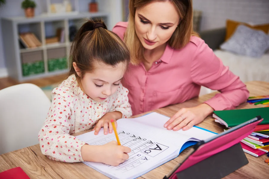 Accompagner l’enfant autiste à l’école : des solutions pour une scolarité épanouissante